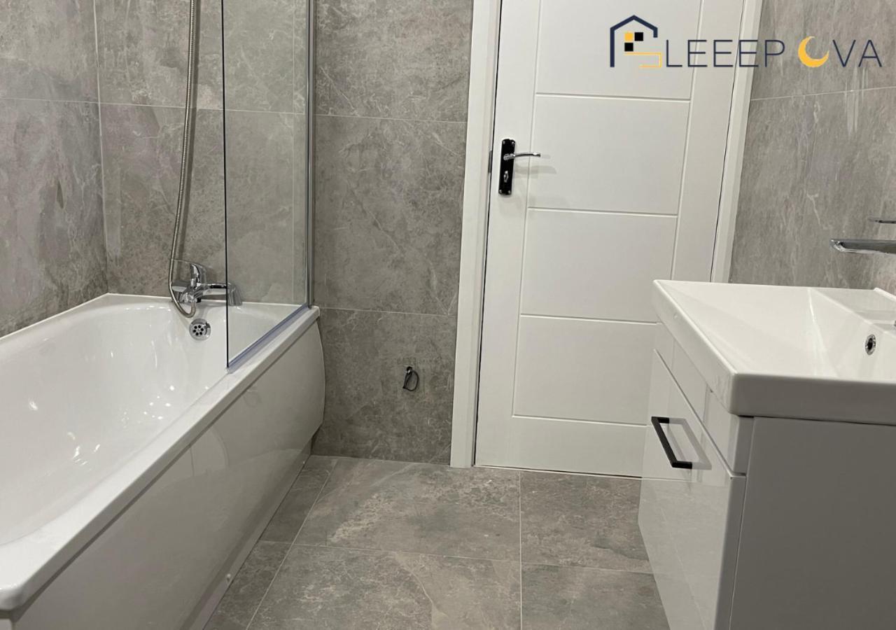 Apartment Last-Minute Reserve L Premium Deals L Luxury & Modern 1 Bedroom Apartment 5Plus Guests Couples Families Business Sleepova Short Lets & Serviced Accommodation London