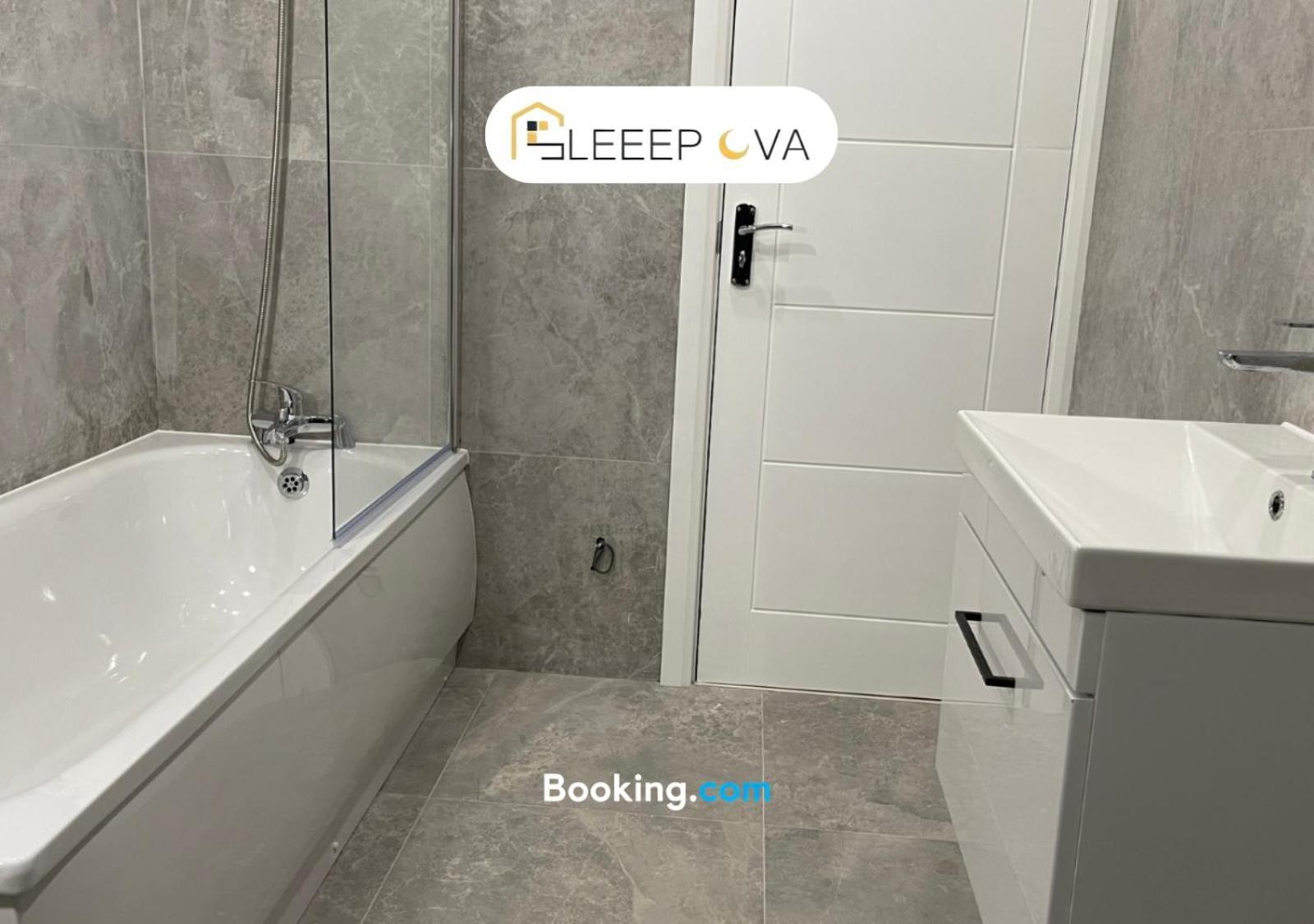 Last-Minute Reserve L Premium Deals L Luxury & Modern 1 Bedroom Apartment 5Plus Guests Couples Families Business Sleepova Short Lets & Serviced Accommodation Apartment